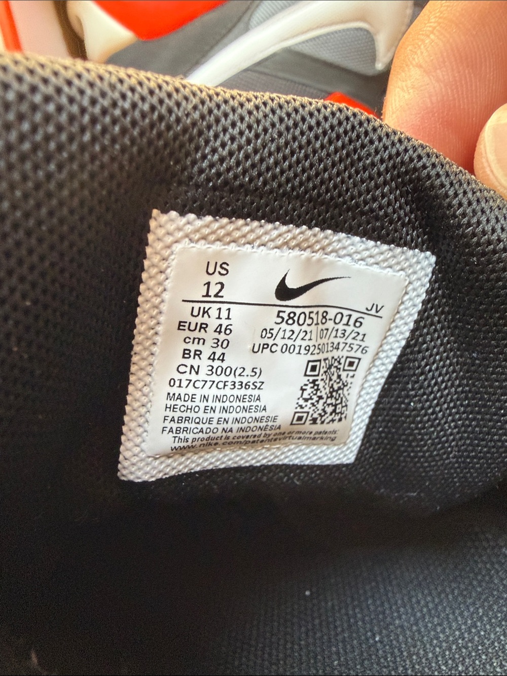 Nike Black/White/Red Men's Air Cushion Retro Running Sneakers - Picture 3 of 3